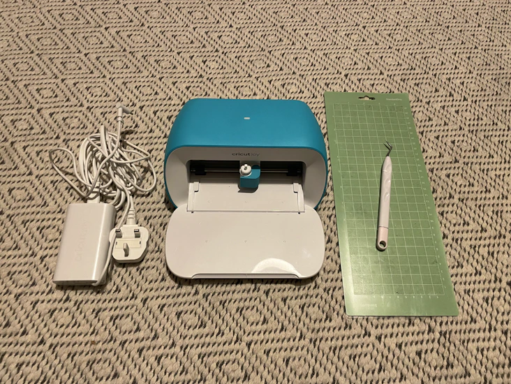 Cricut joy – compact cutting machine w/ vinyl pad & weeding tool