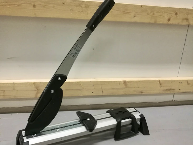 Vuokrataan vinyyli- ja laminaattileikkuri