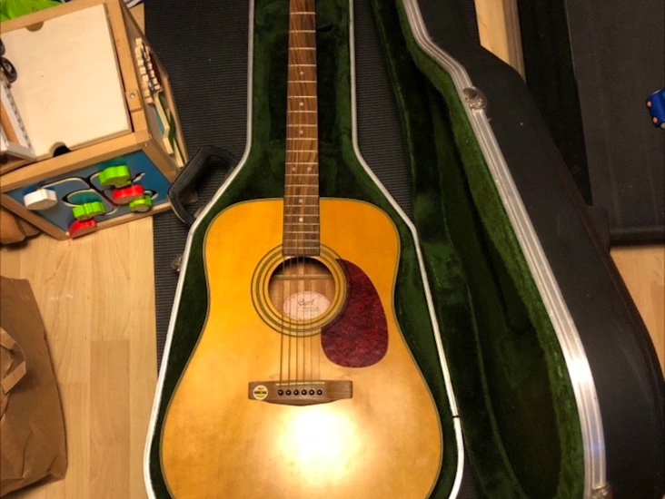 Gitarr stålsträngad