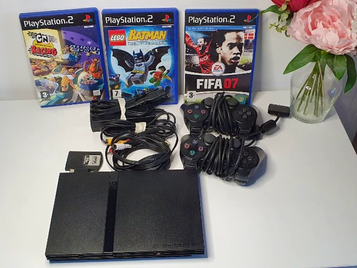 Playstation 2 med 2 kontrollere og 3 spil