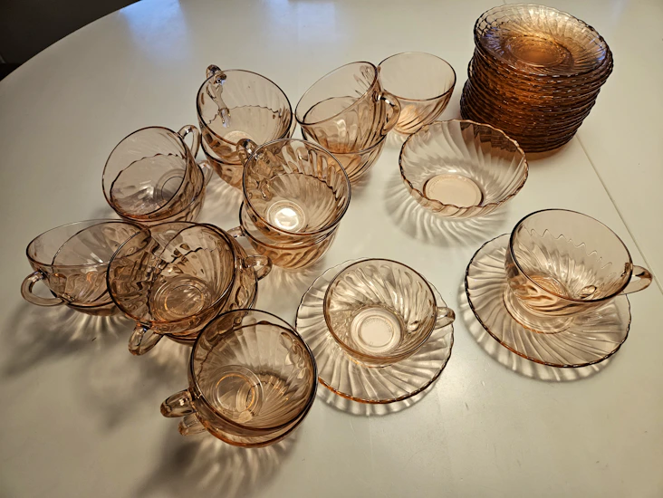 Vintage arcoroc rosaline kahvi- ja teeastiasto