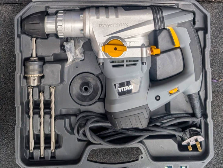 Titan 1500w sds plus rotary hammer drill and drill bits - heavy duty concrete & masonry drill hire - model ttb631sds