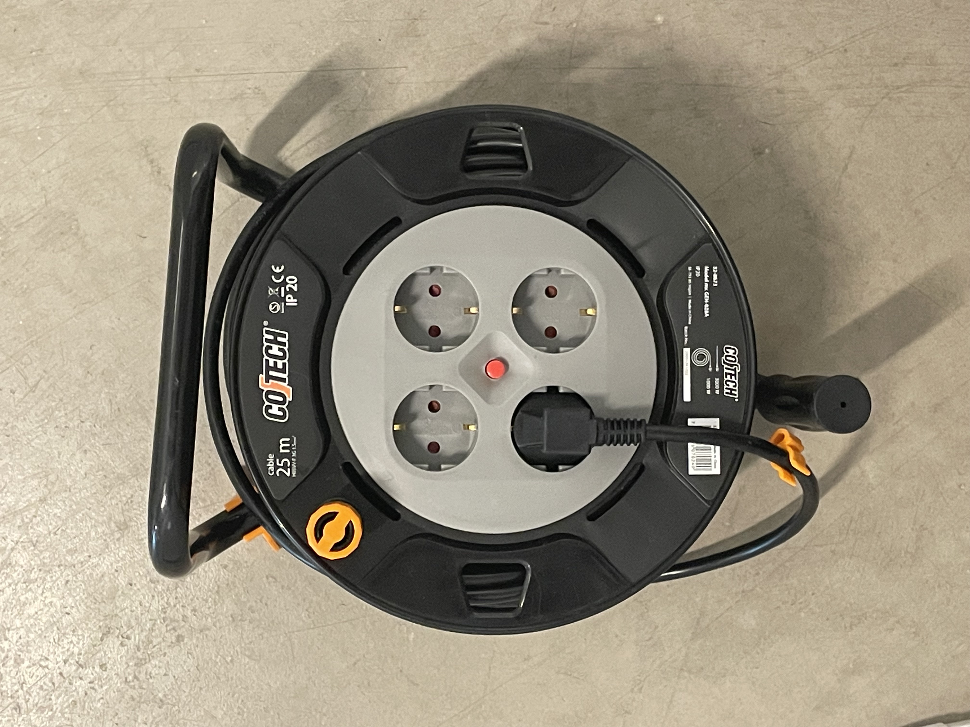 Elvinda 25 meter lång  med 4 uttag i nyskick.