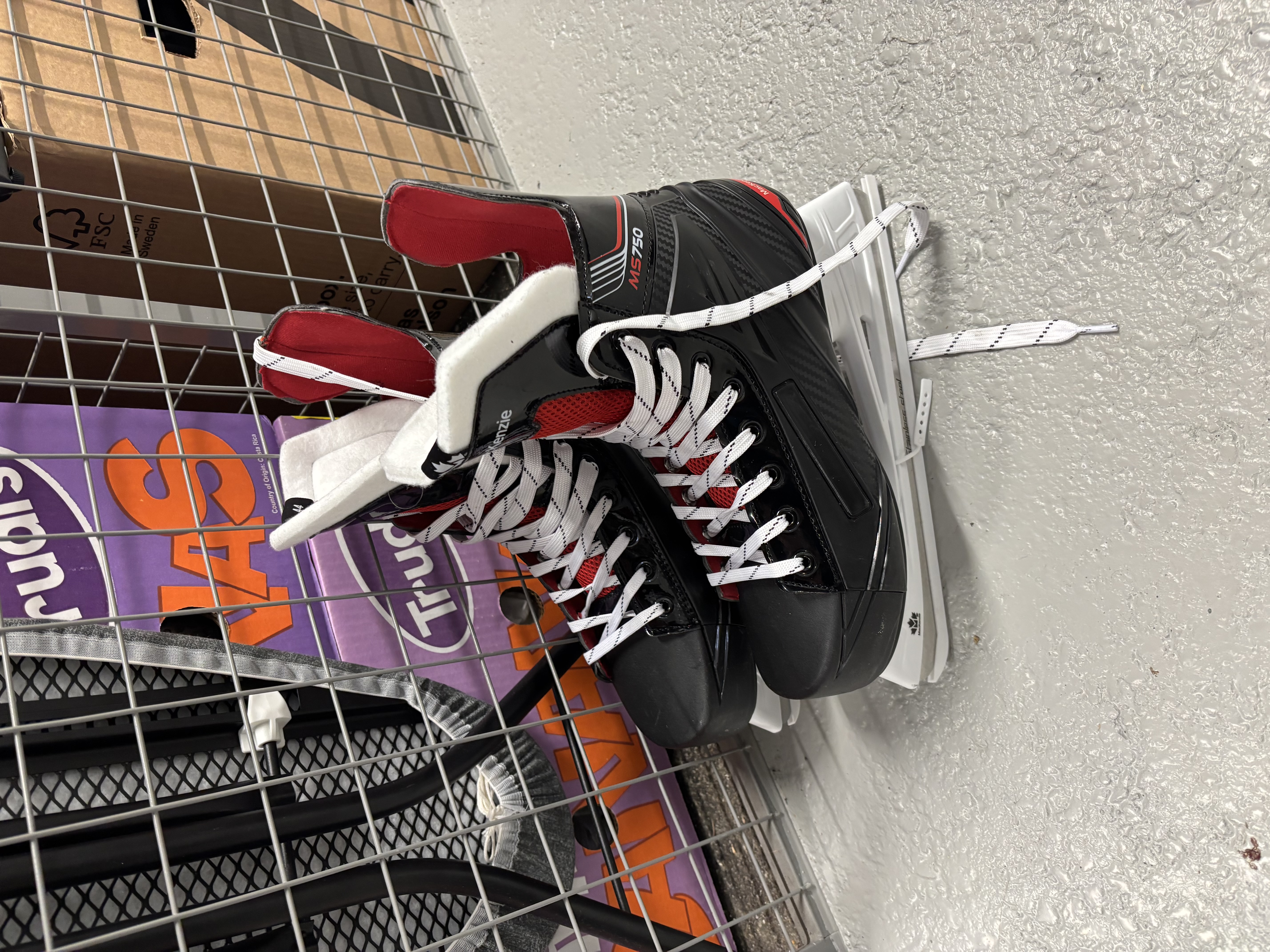 Ishockeyskøyter, 44