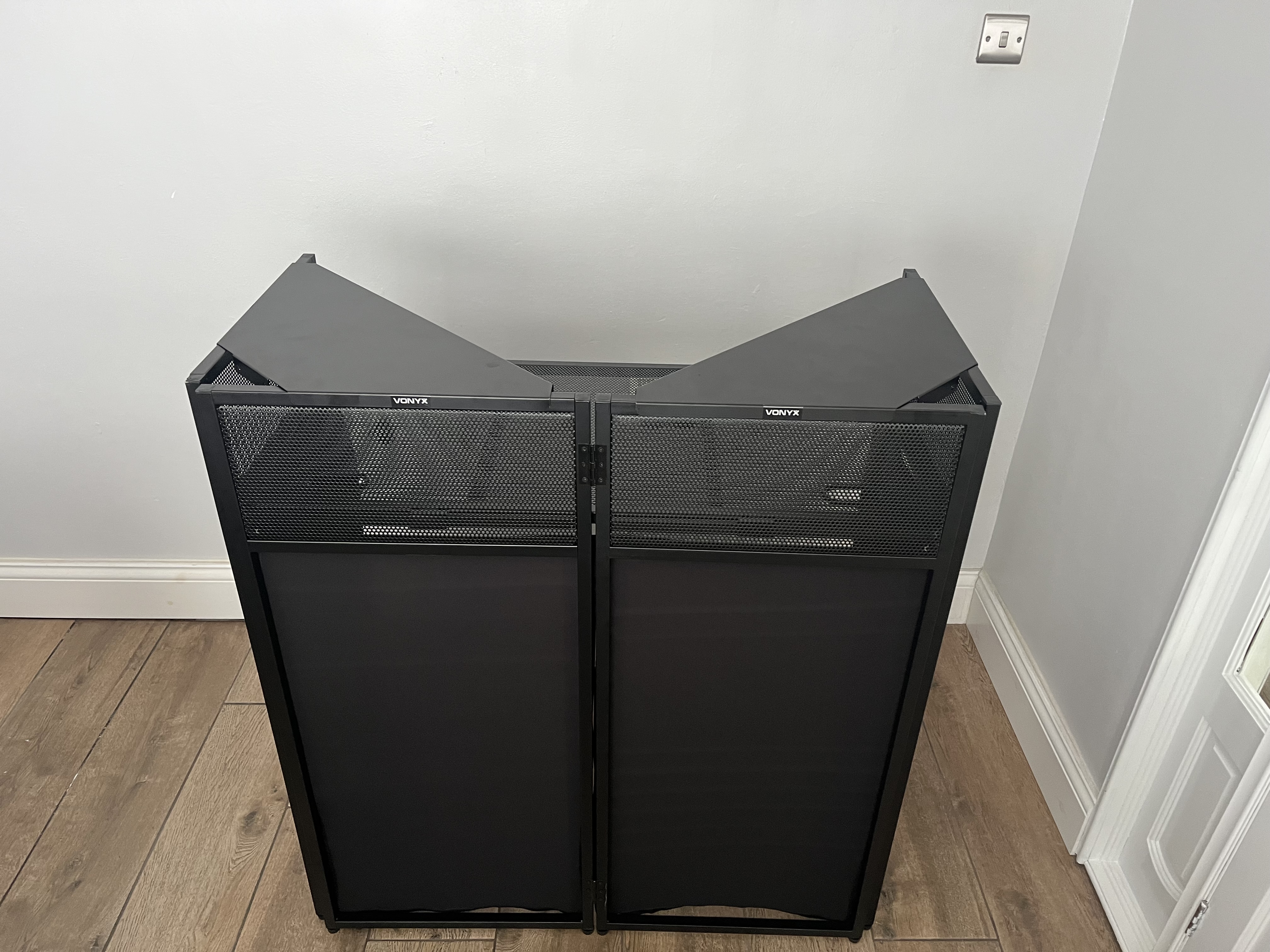 Foldable dj booth with corner shelves & black/white covers