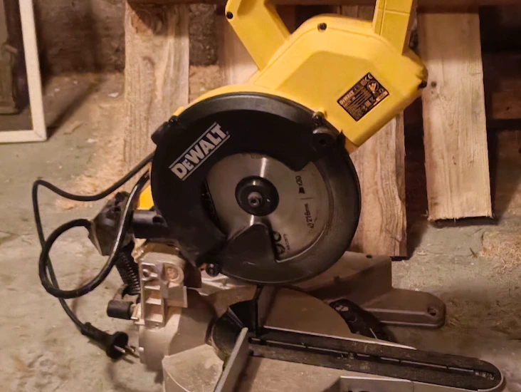 Katkaisu- ja jiirisaha dewalt