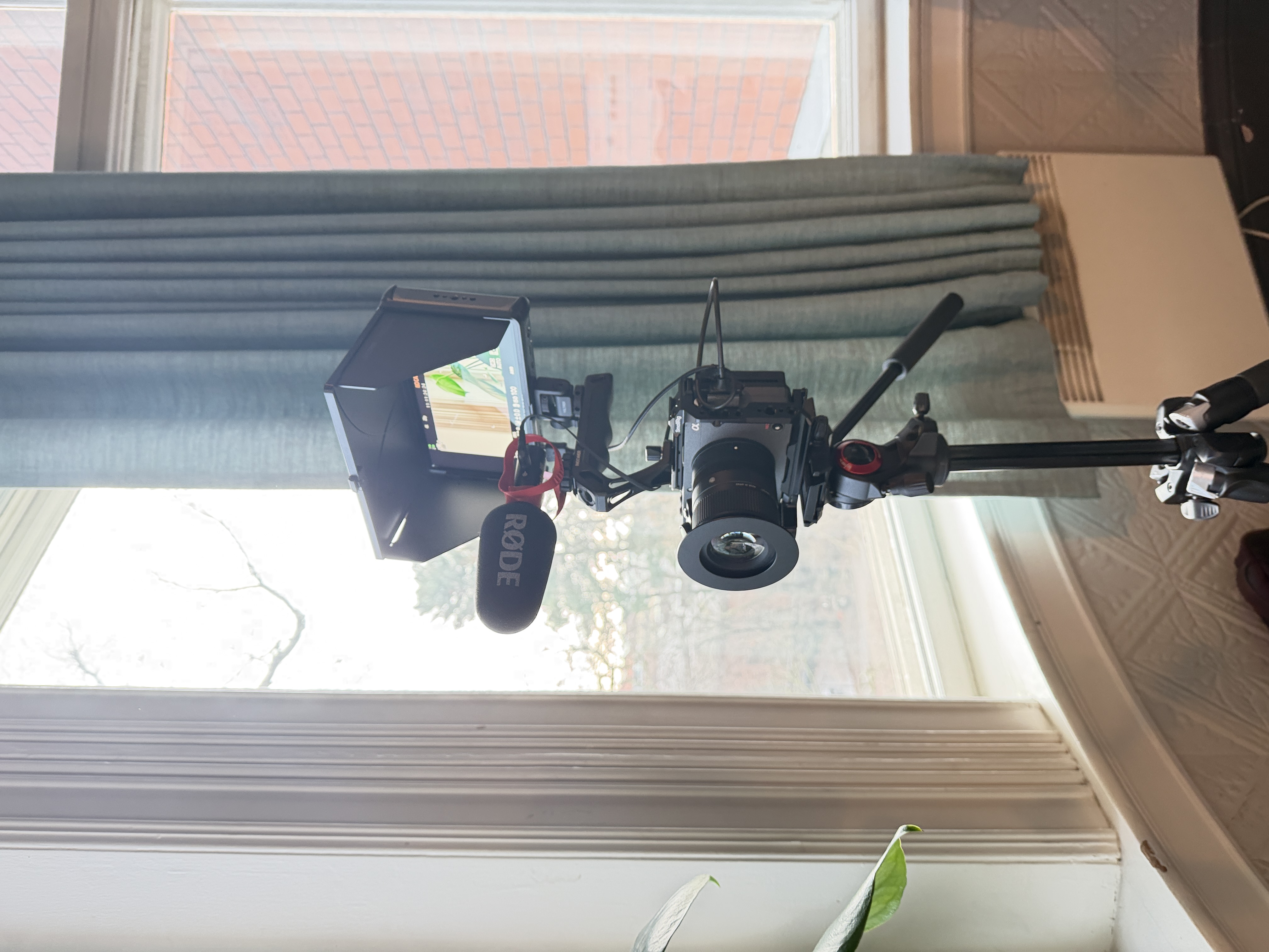 Sony fx30 cinema line (4k) med sigma 18-50mm f/2.8 med telepromptor og monitor