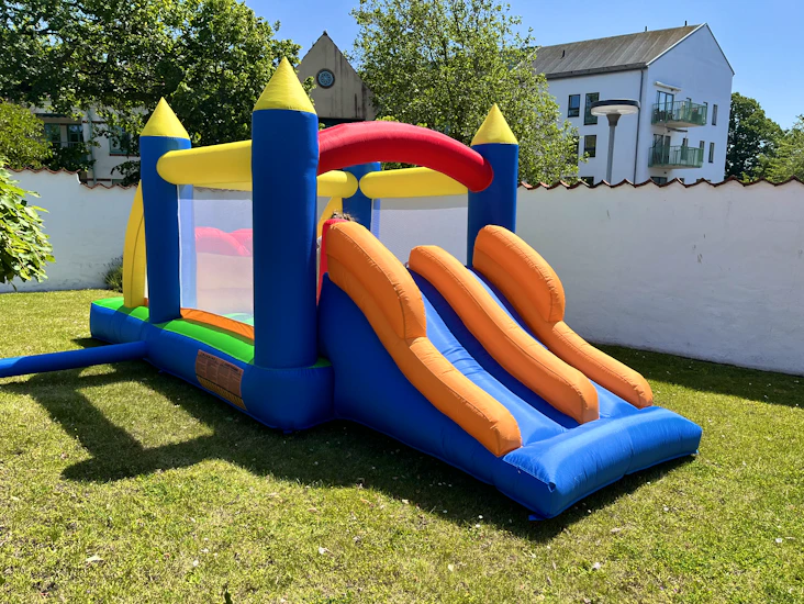 Hoppborg med rutschkana