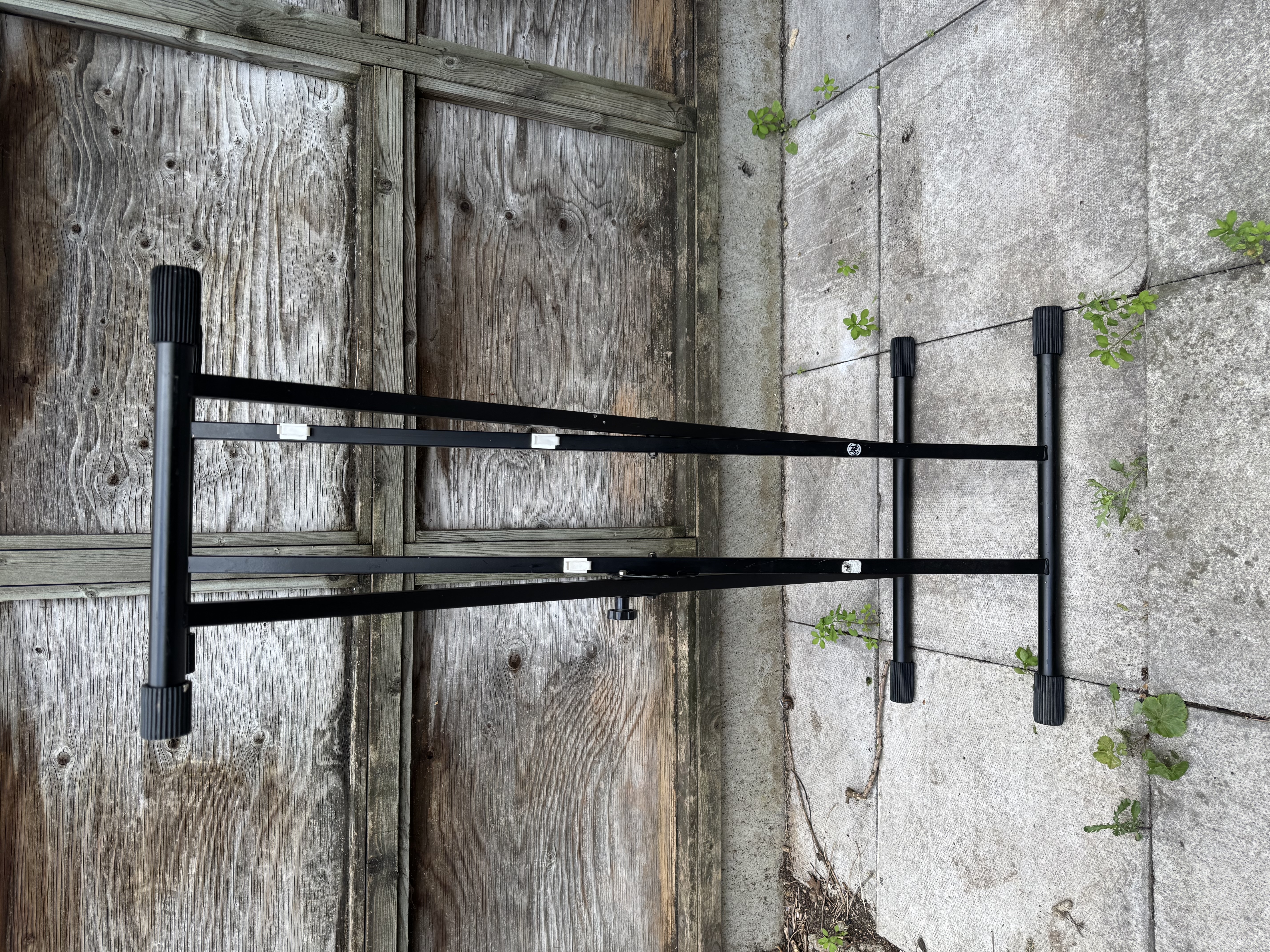 Double-braced, single-tier keyboard  stand