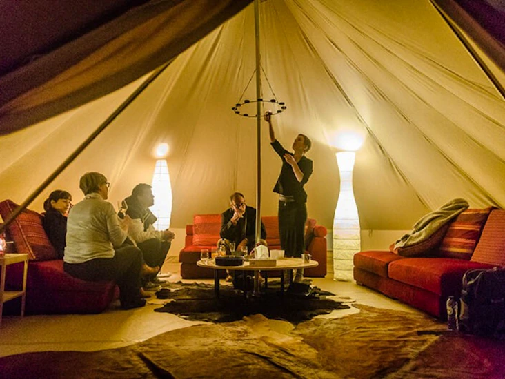 Vacker stor canvas tipi med kamin