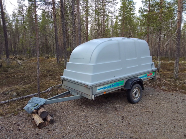 Peräkärry kuomulla