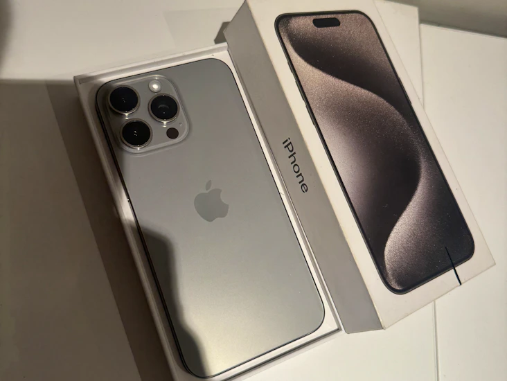 Iphone 15 pro max naturlig titan leies ut