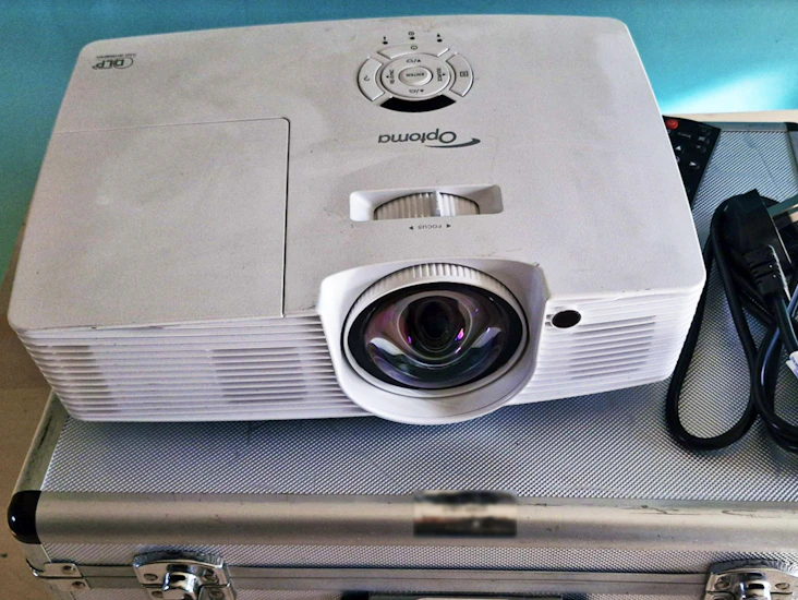 Short throw projector 16:10 (wxga) ,3,600 lumens, 0.52:1 throw ratio, hdmi/vga connection