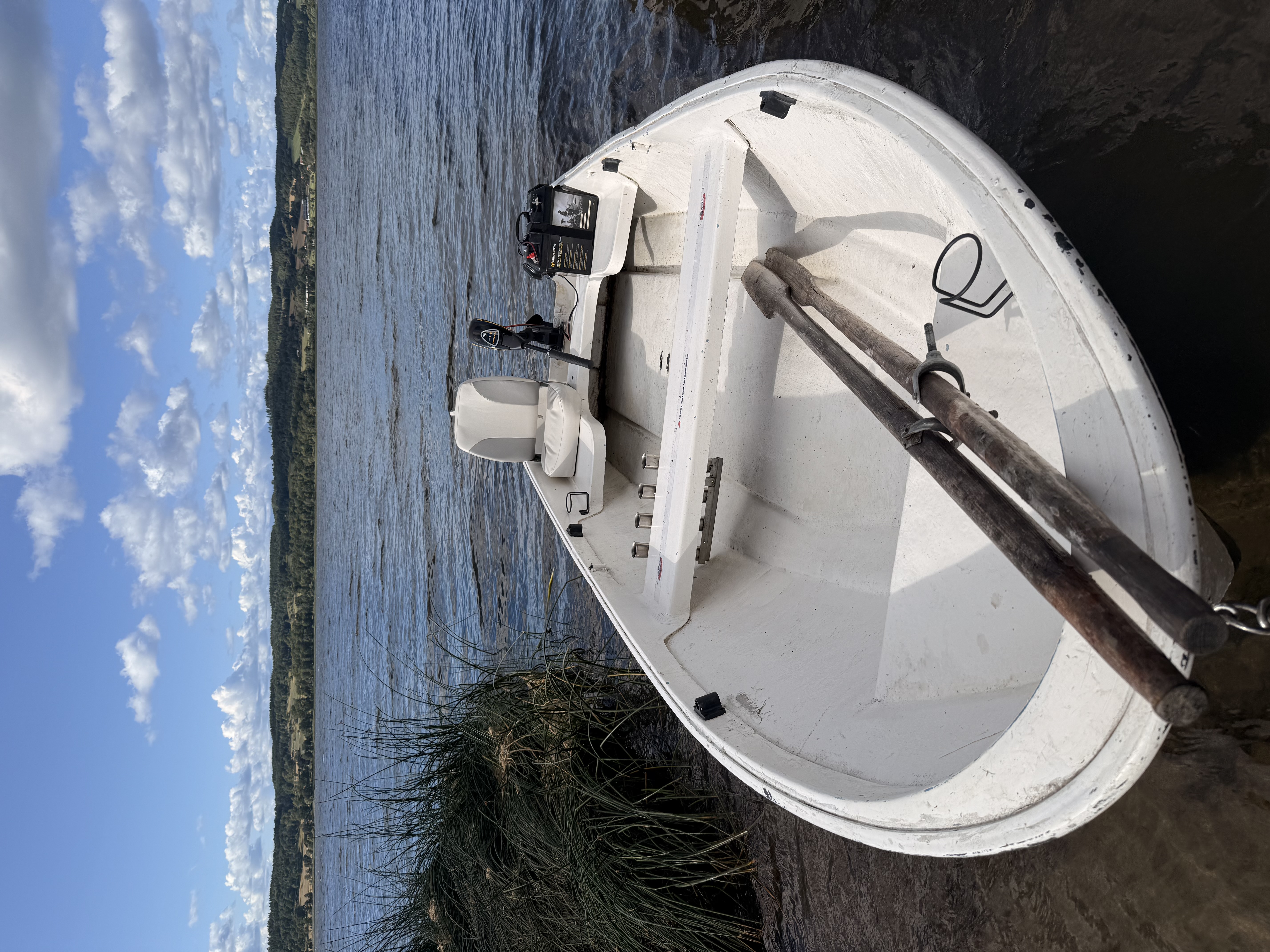 Motorbåt i landsjön kaxholmen