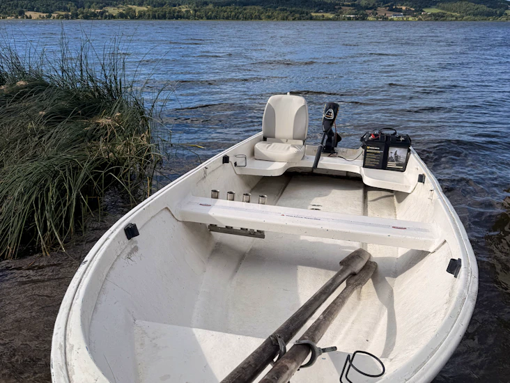 Motorbåt i landsjön kaxholmen