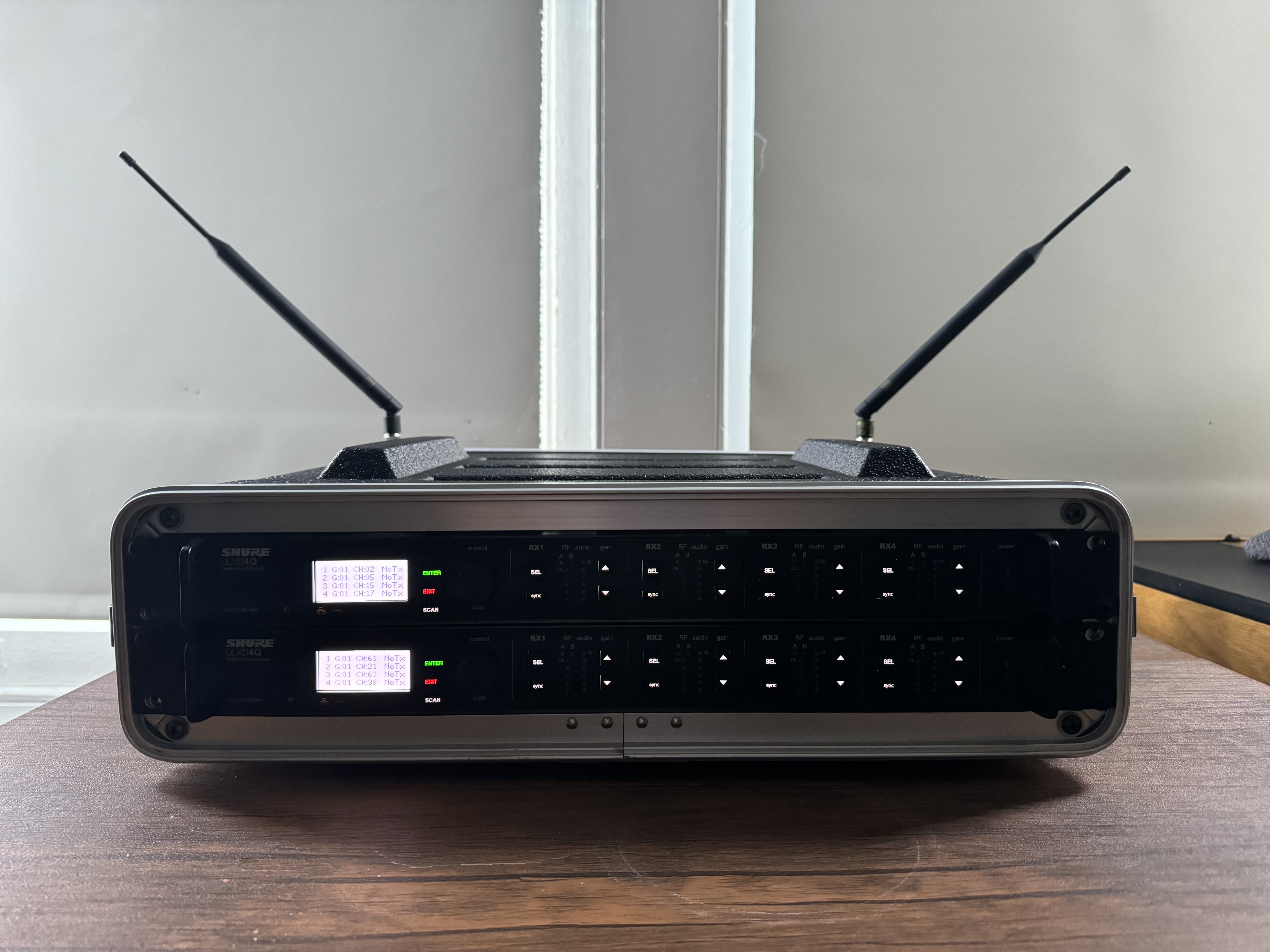 Shure ulxd4q wirless lapel microphone system