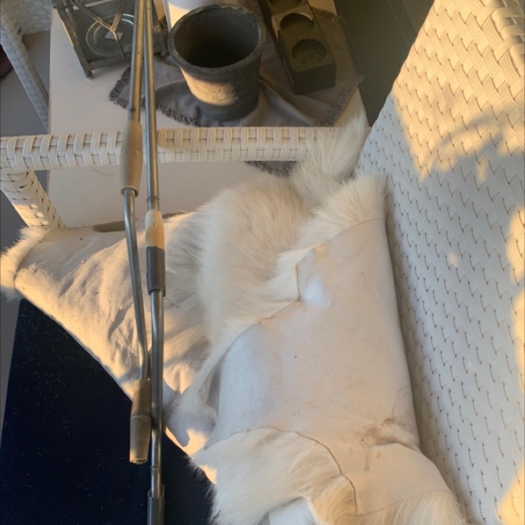 Reinsdyrskinn med belte for å feste på sekk