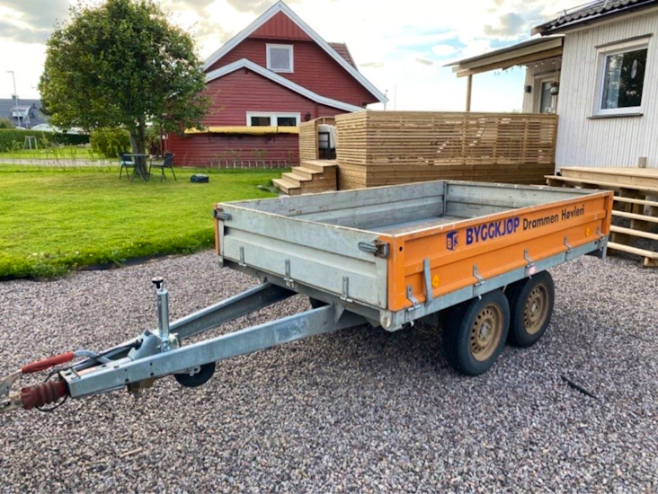 2000kg åpen henger leies ut