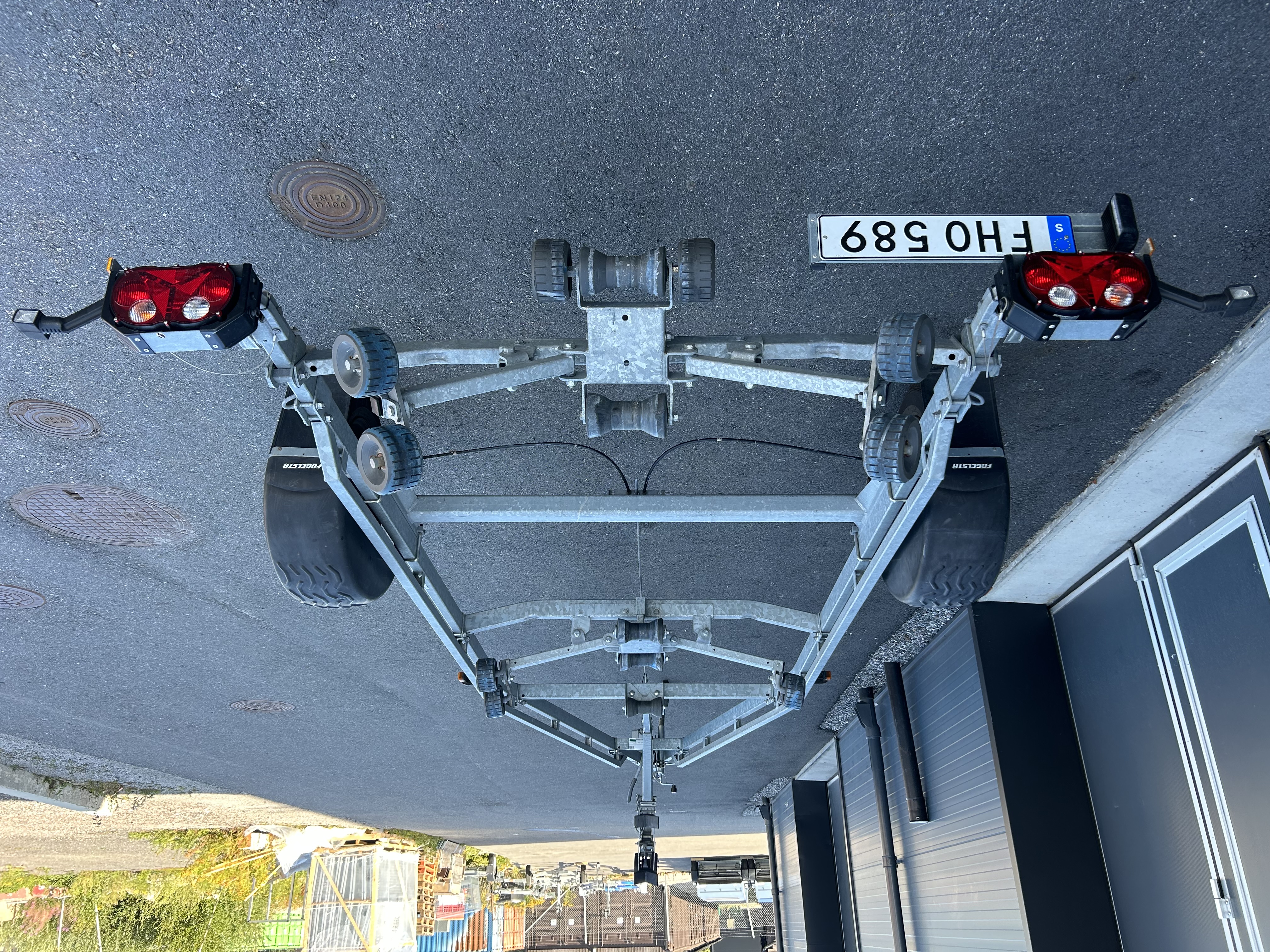 1500kg båttrailer båtvagn uthyres självjusterande lastar 1100kg 6,6m båtar