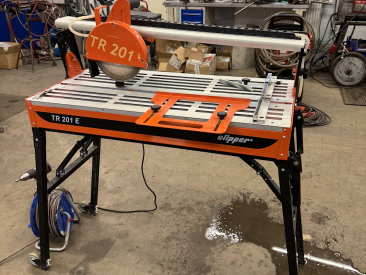 Clipper tr 201 e – kakel-/klinkersåg uthyres