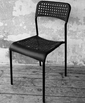 Stapelbara svarta stolar 