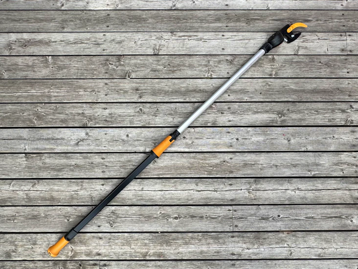 Universalsax med teleskophandtag fiskars