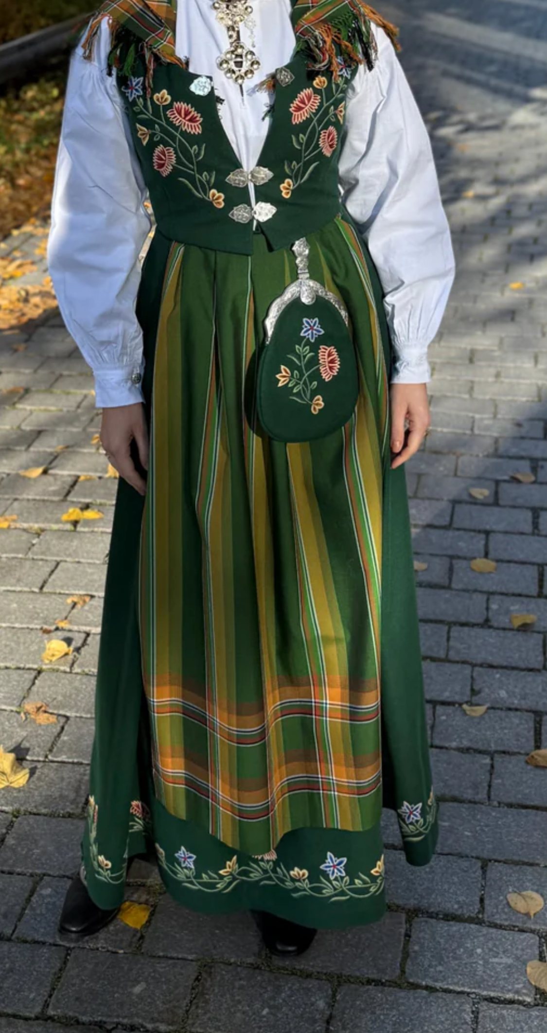 Grønn nordlandsbunad 