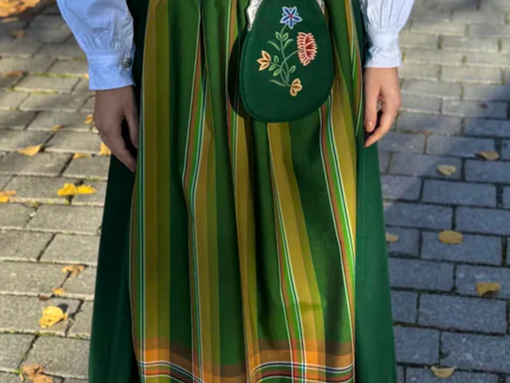 Grønn nordlandsbunad