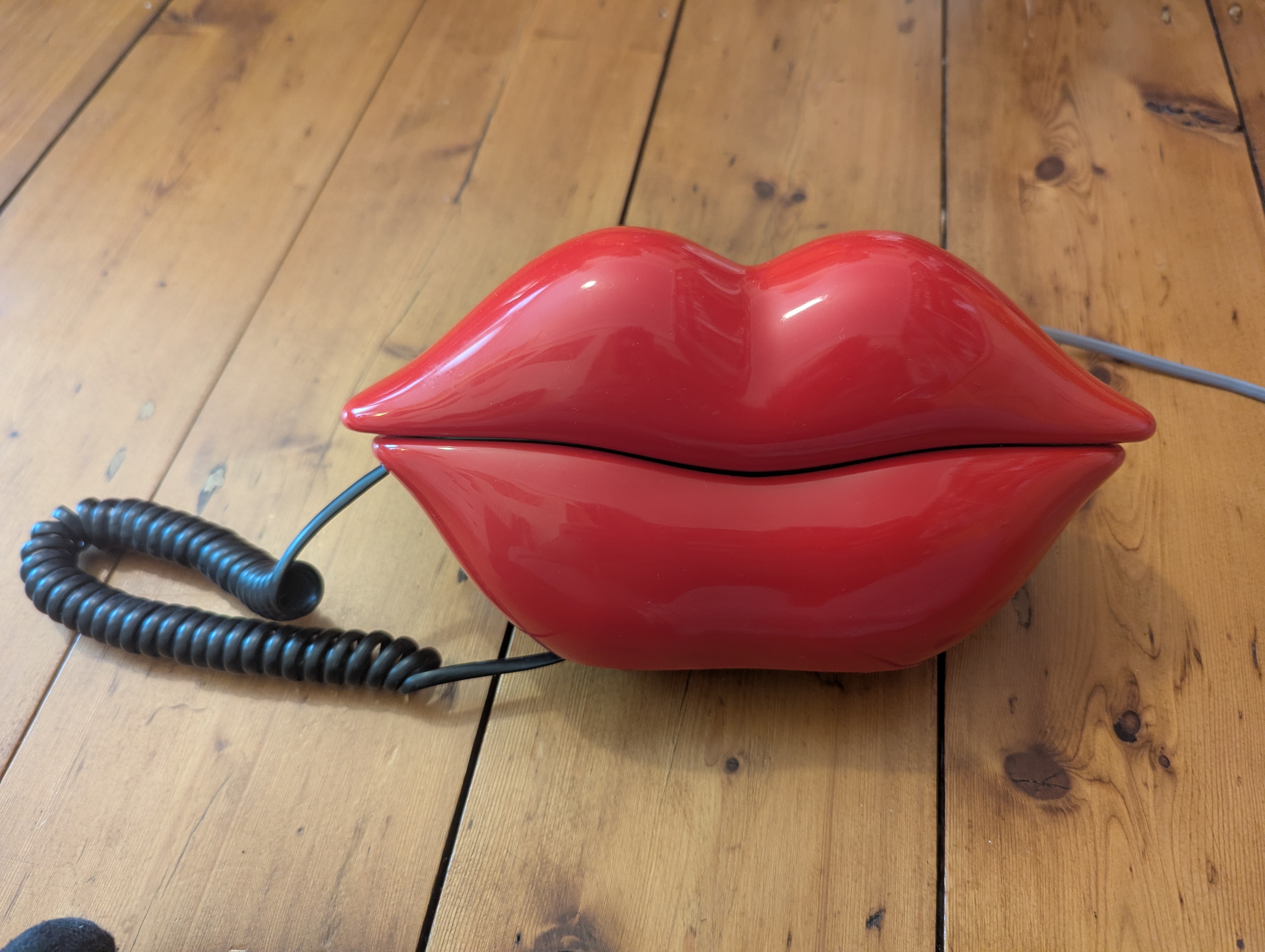 Retro red lips novelty landline telephone