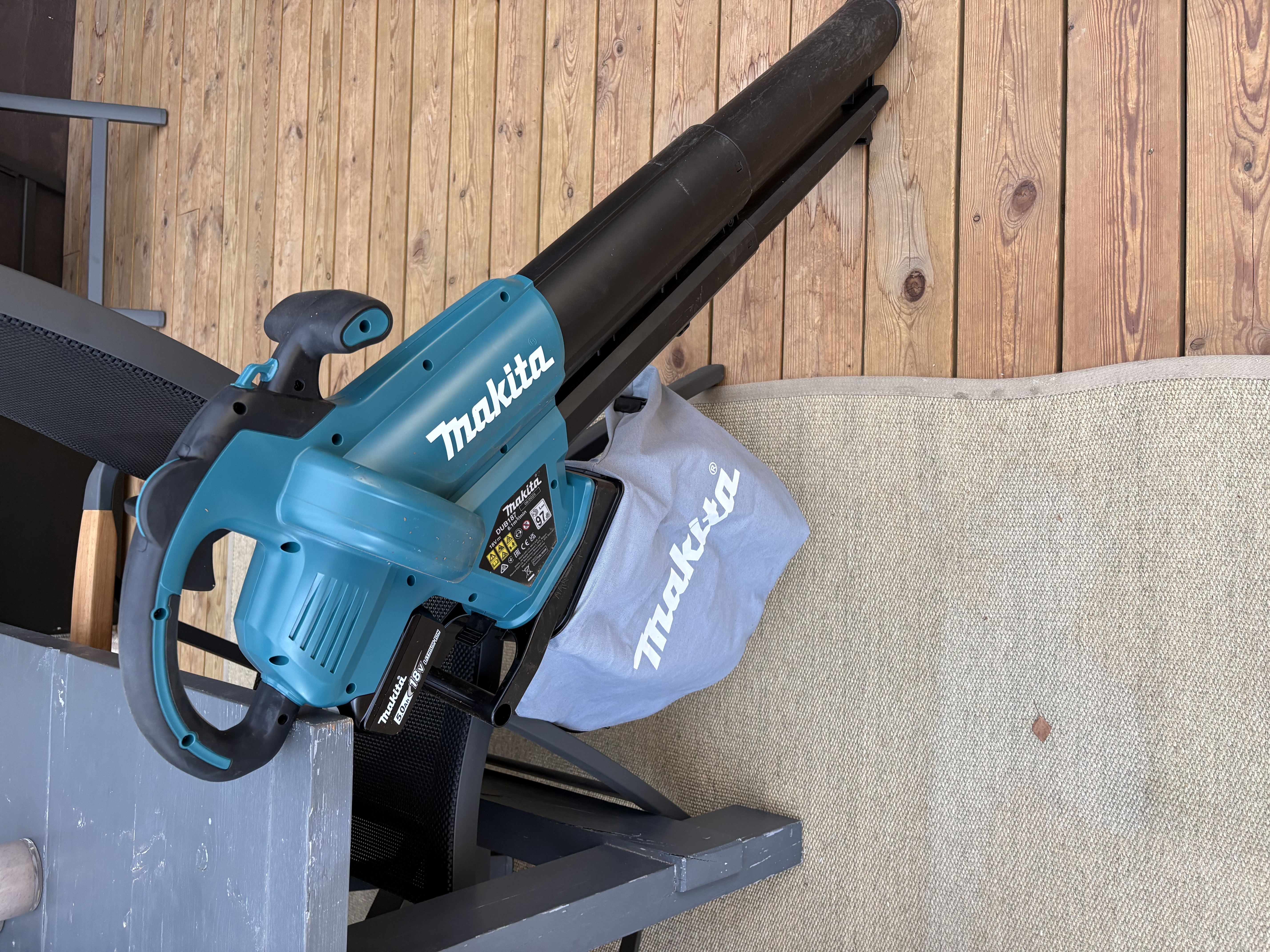 Makita batteridriven lövblås/lövsug