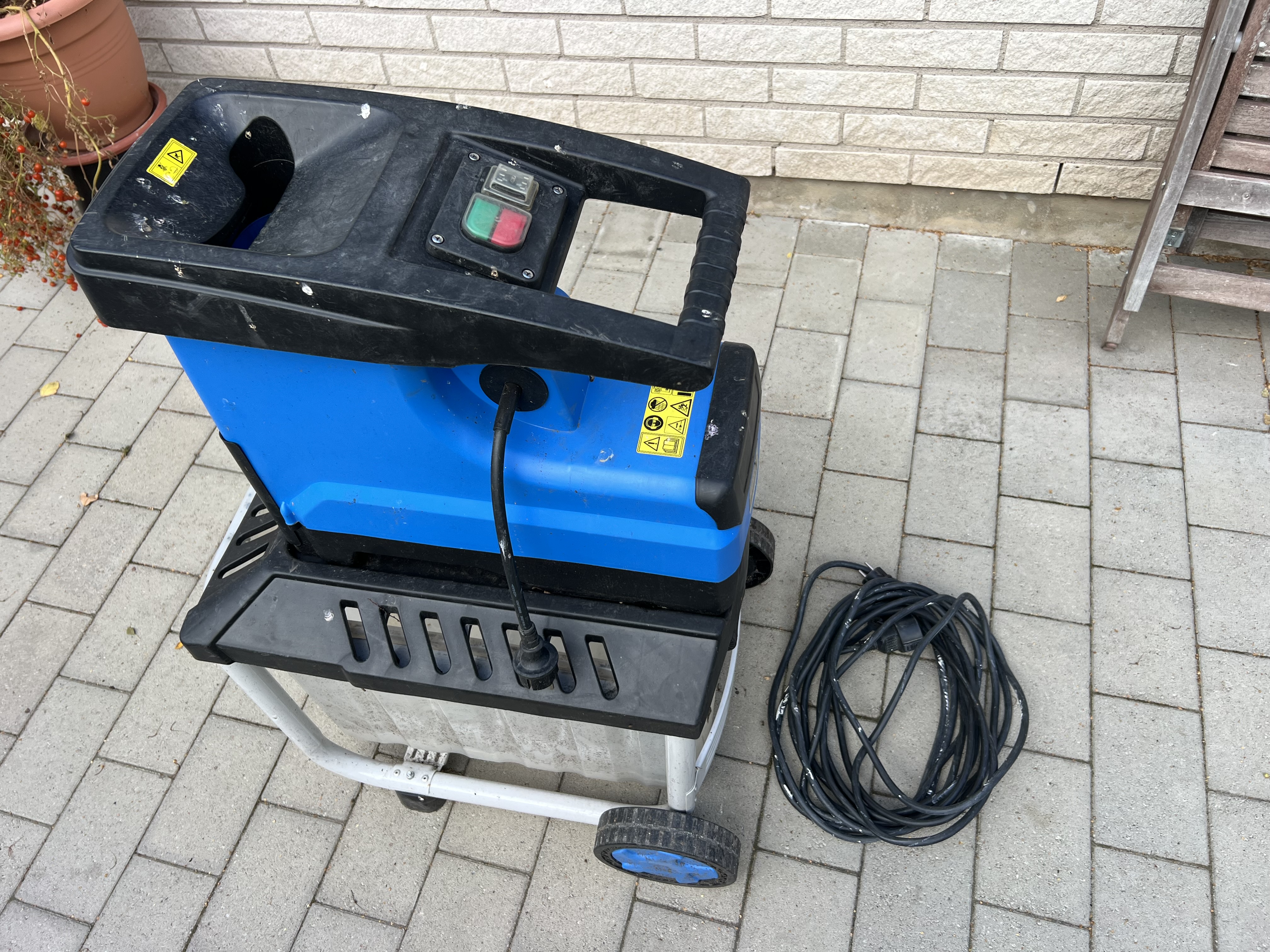 Trädgårdskvarn med 10m förlängningskabel