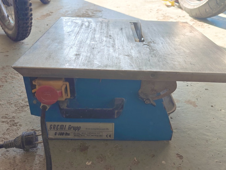 Märkälaattaleikkuri