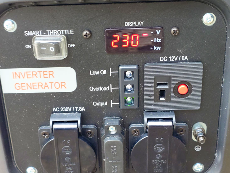 Digitaalinen aggregaatti 3 kw / 230v / 12v / 5v