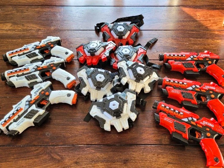 Laser-tag pistoler med träffmarkör.