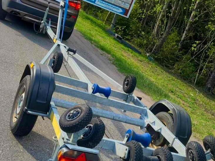 Båttrailer bromsad 80 km (kontaktfri uthyrning)