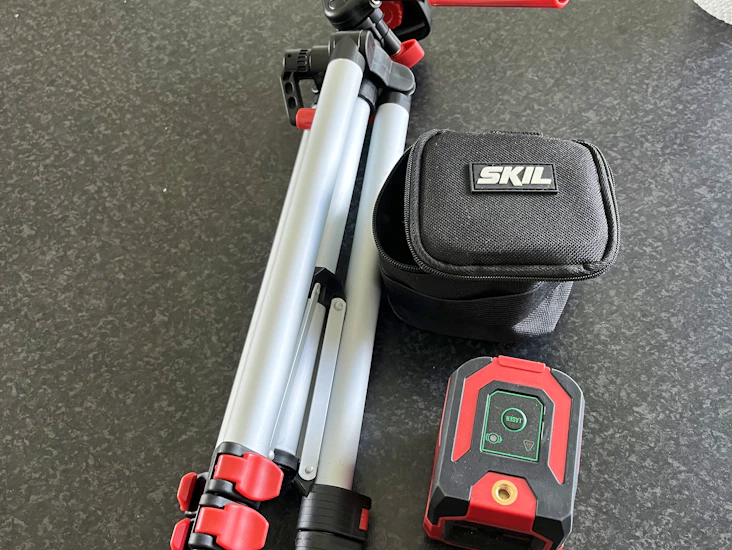 Skill krysslaser med stativ