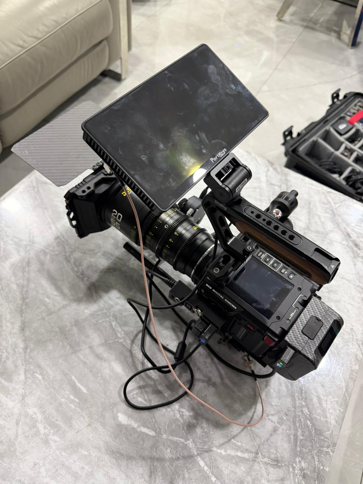 Red komodo x + full kit matte box monitor + easy rig  + lens  dzo pictor film 20-55( full lens kit) + 99wh v mount battery includes:- v mount batteries- dual v lock fast charger