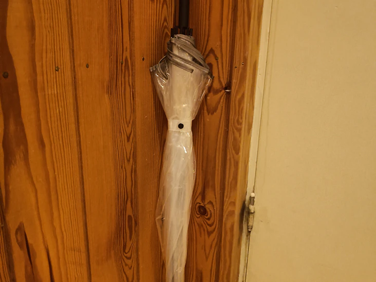 Läpinäkyvä, suuri sateenvarjo