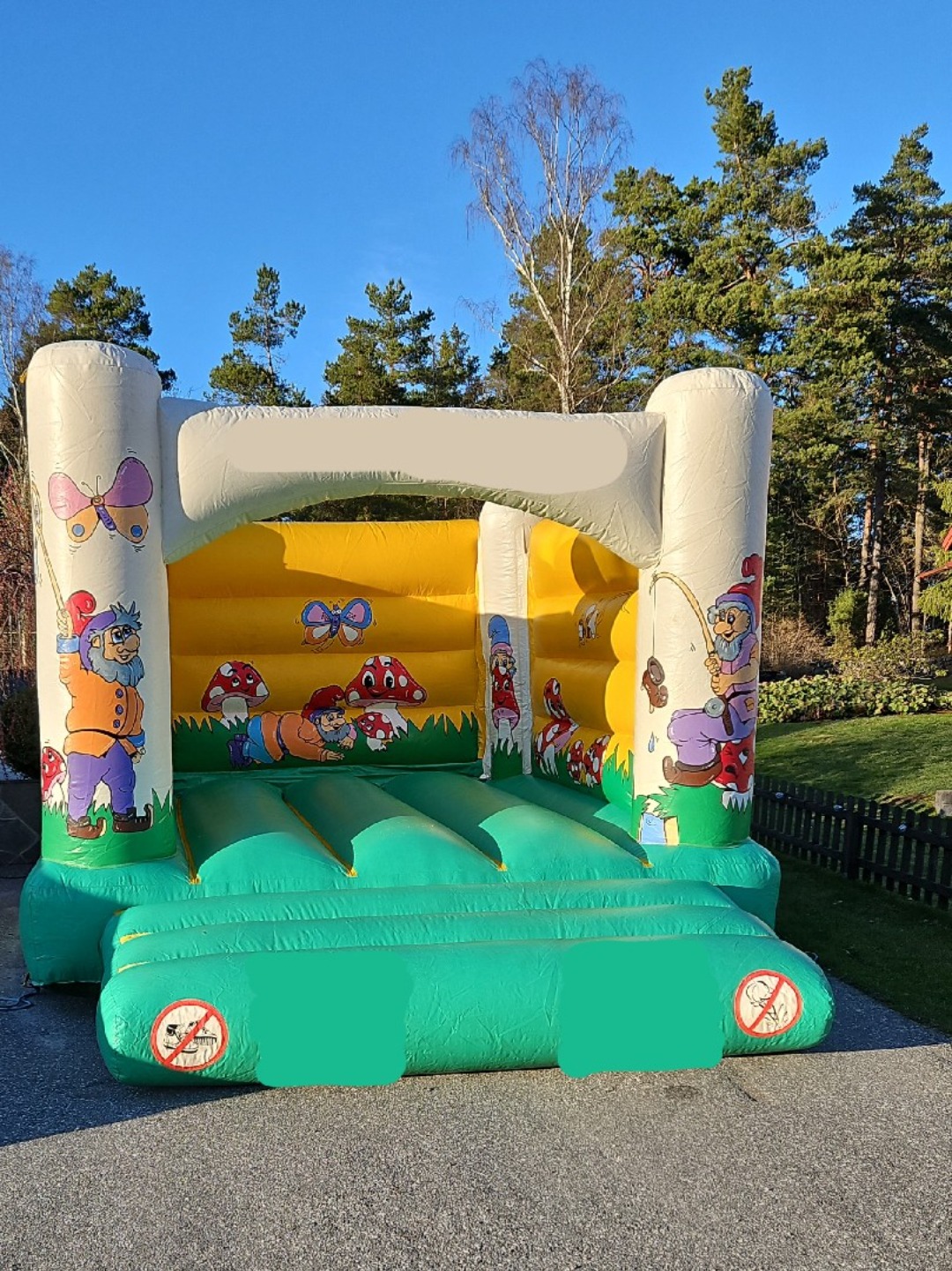 Hoppborg "tomtar" med "superstuds"  ca 5x4m