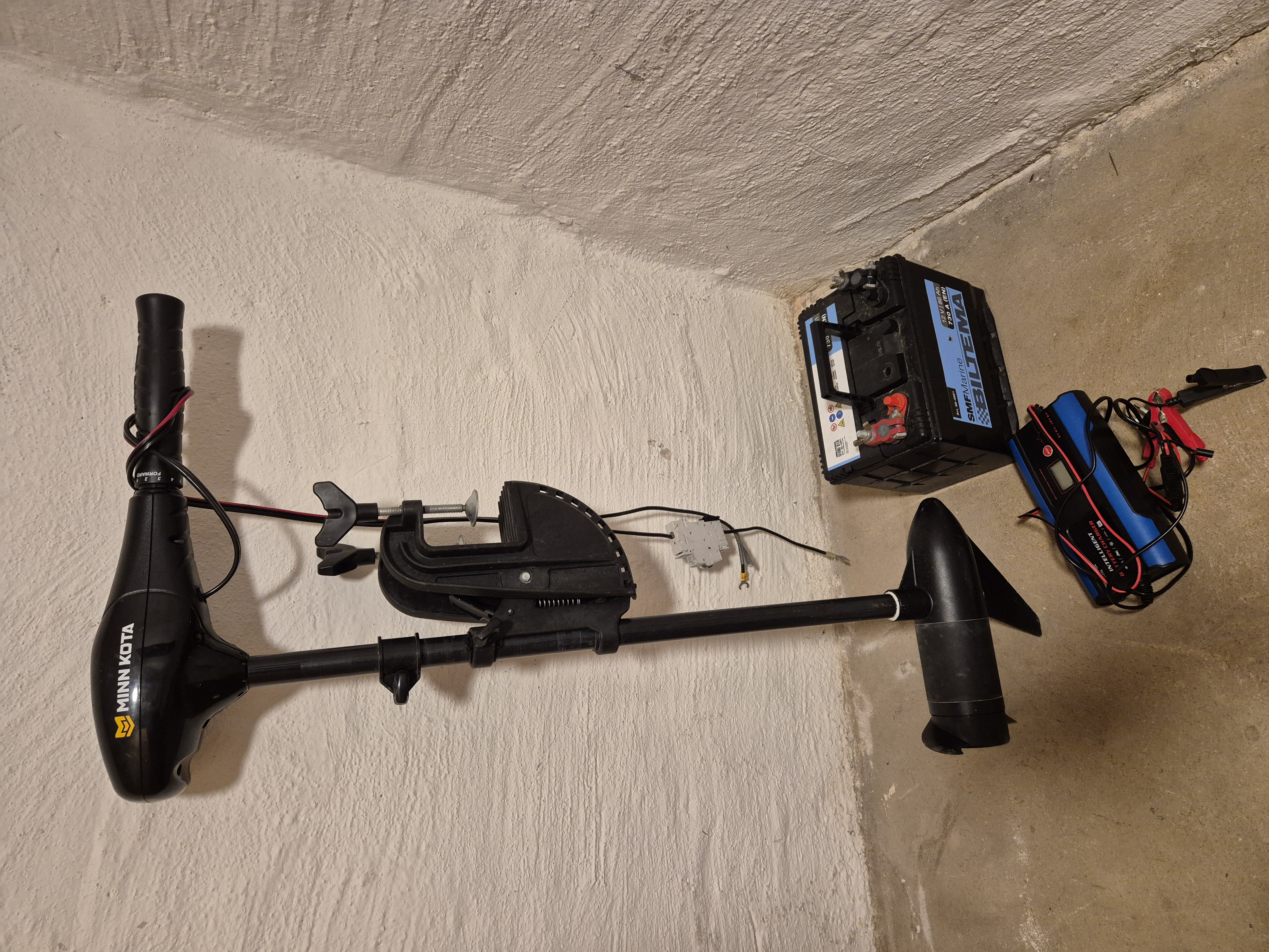 Elmotor minnkota c30 med batteri och laddare