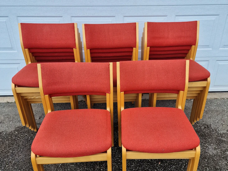 28 stoler leies ut samlet