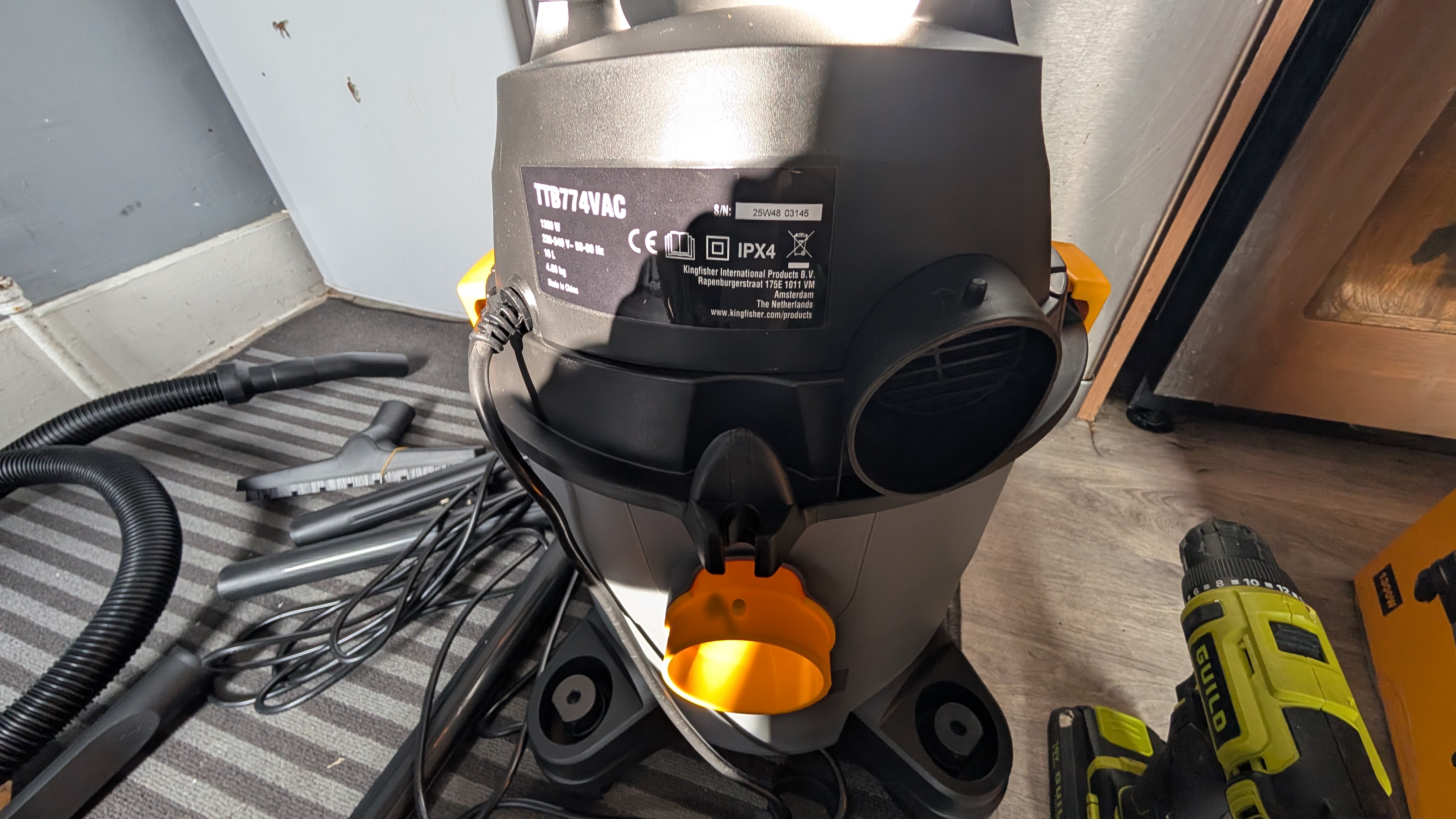 Titan 1300w wet and dry vacuum cleaner 