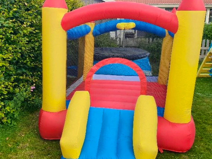 Hoppborg med rutschkana
