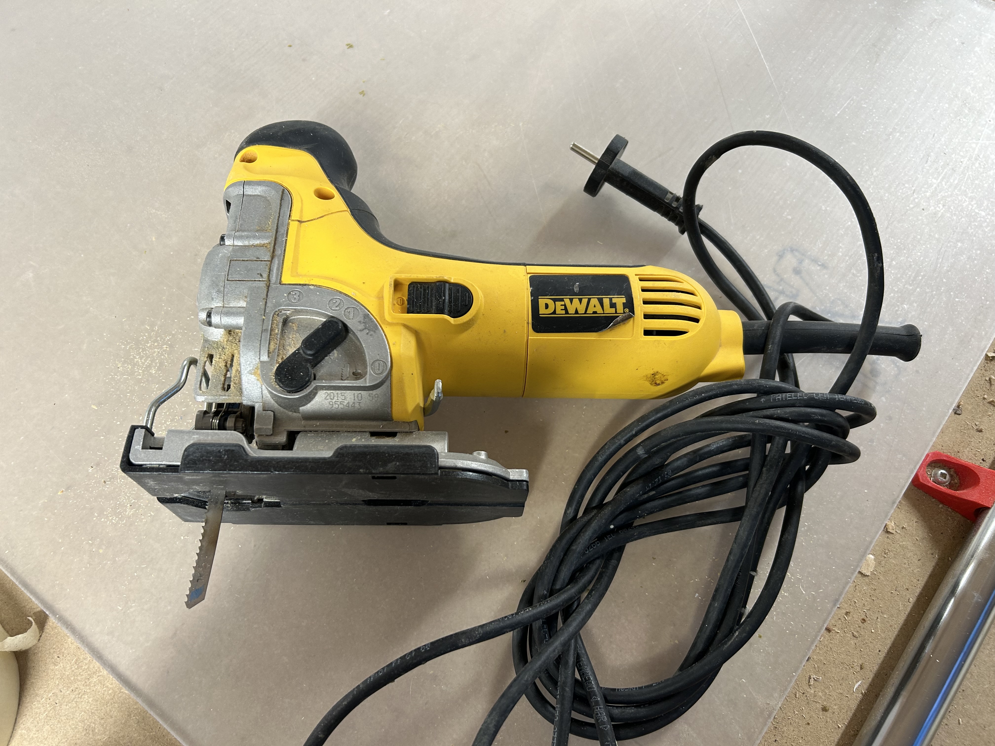 Dewalt stikksag 220v