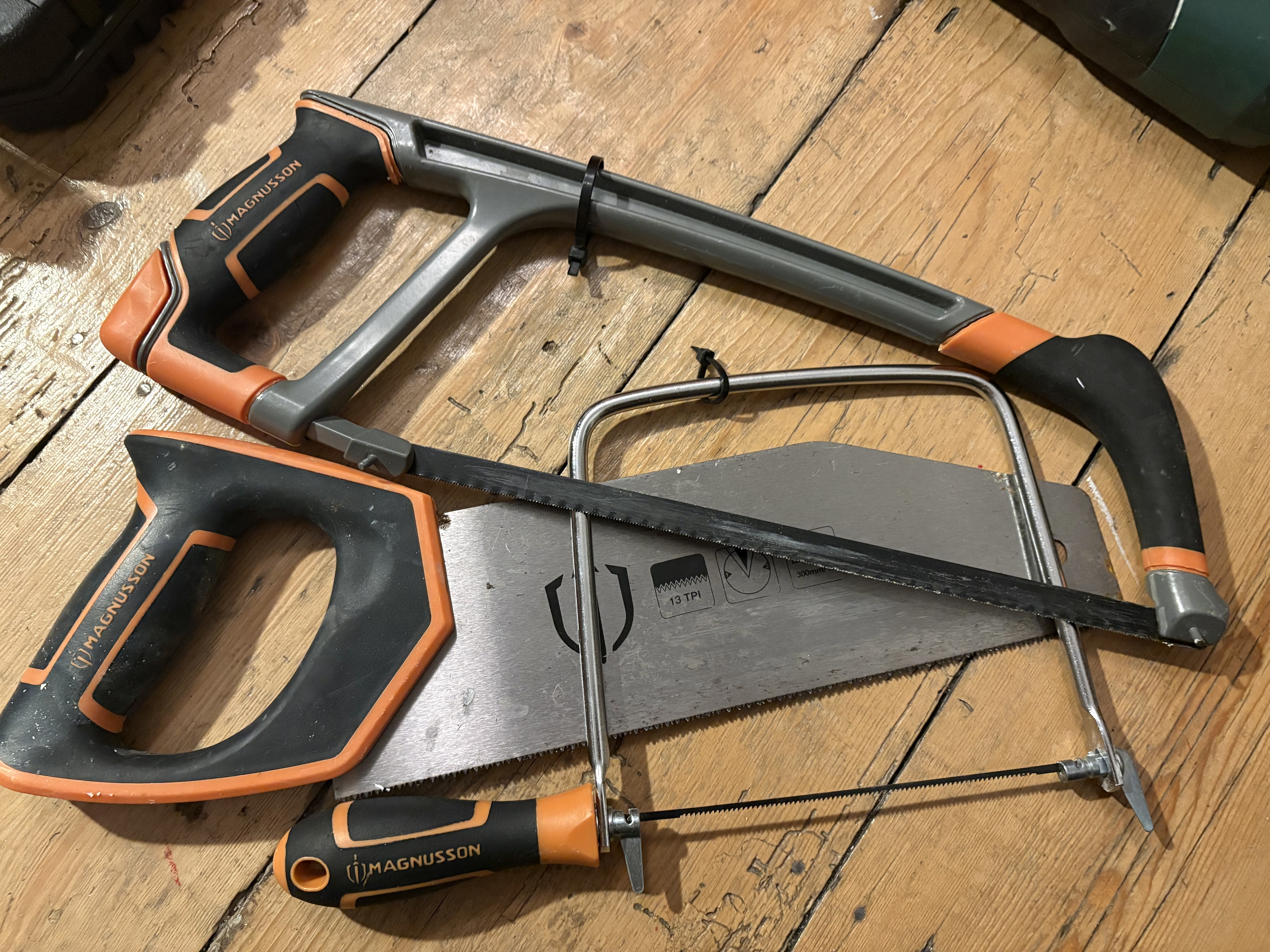 Hand saw set and mitre box
