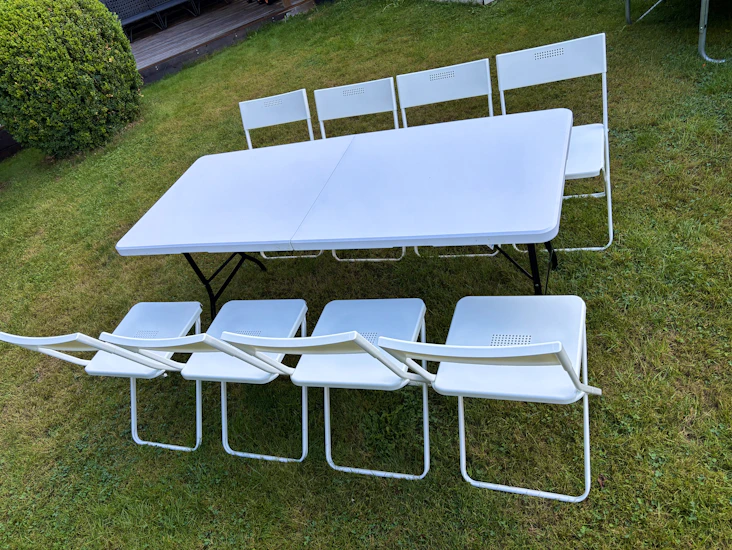 Set med 8 fällstolar och ett 180x75 bord för inomhus- eller utomhusbruk