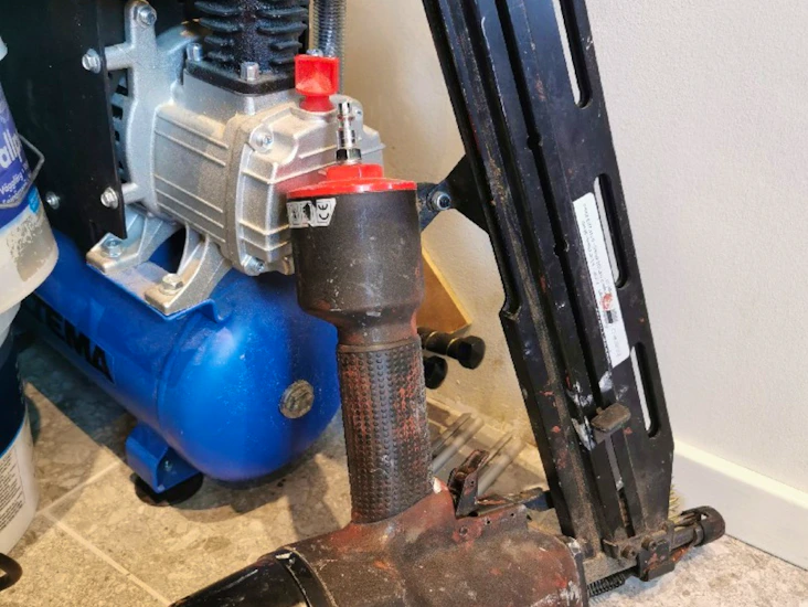 Spikpistol med kompressor.