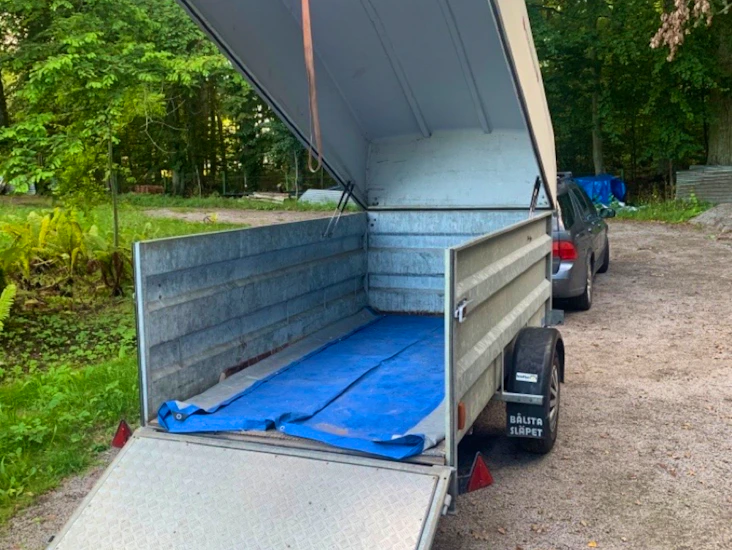 Tippbart skåpsläp med ramp