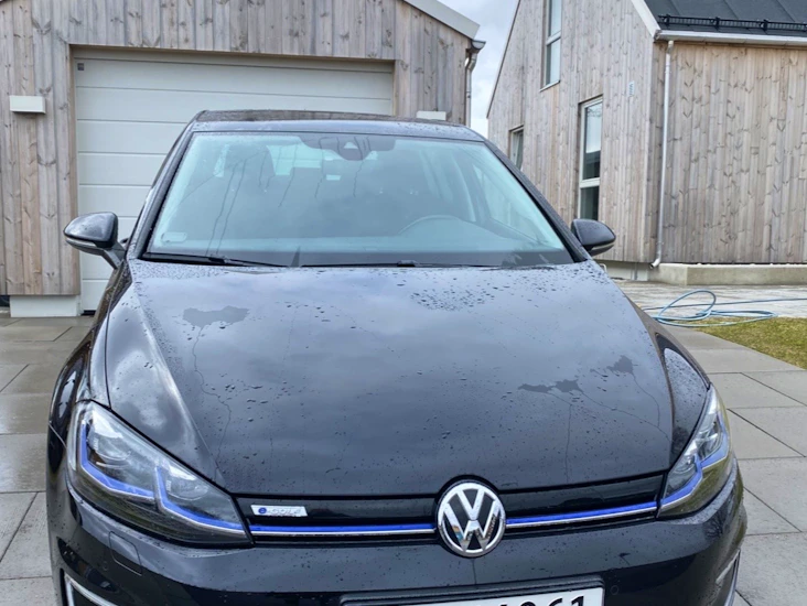 E golf, lite brukt konebil med to bilstoler.
