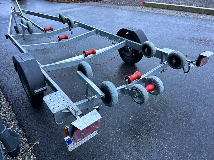 Tk båttrailer 1800kg, lastar 1400kg samt 7,2m båtar
